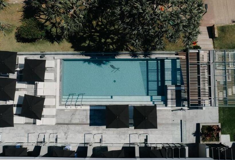 Отель Netanya Noosa Beachfront Resort