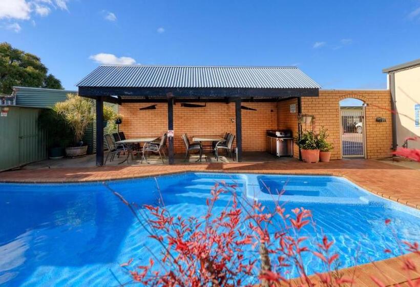 هتل Oasis Motor Inn