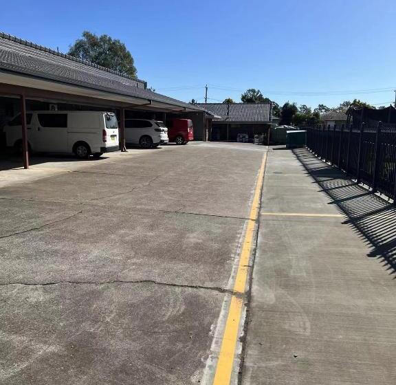 Отель Oxley Motor Inn