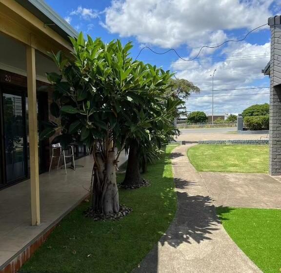 Отель Oxley Motor Inn