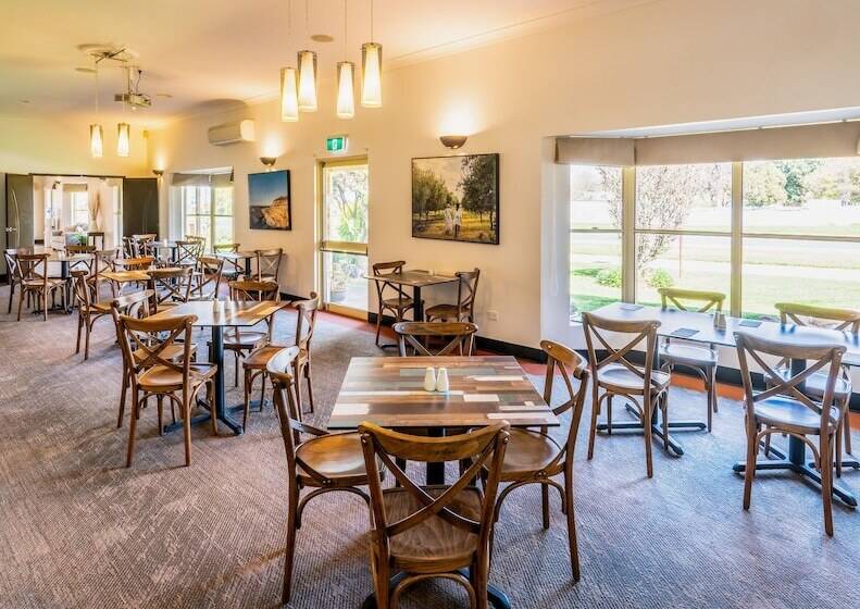 هتل Parkes International