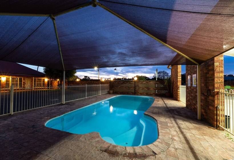 هتل Parkes International