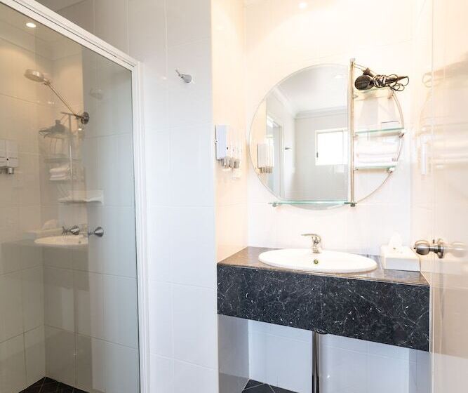 هتل Parkes International