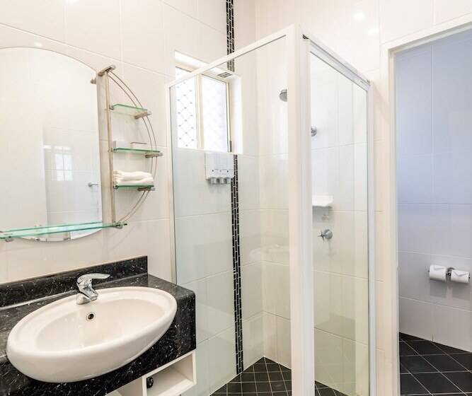 هتل Parkes International