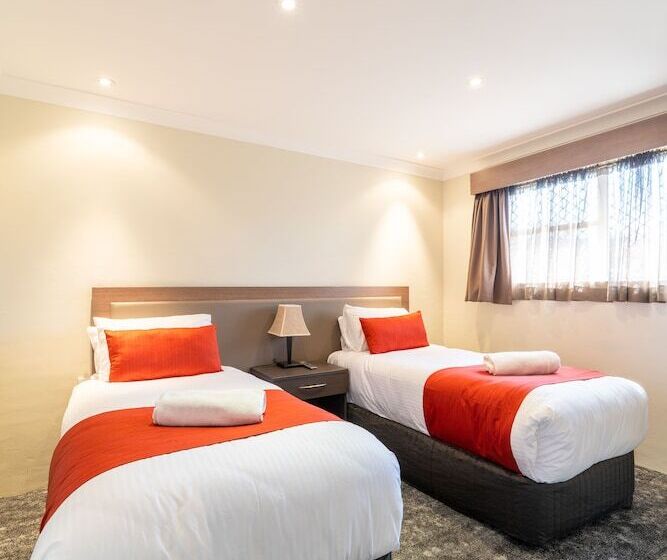 هتل Parkes International