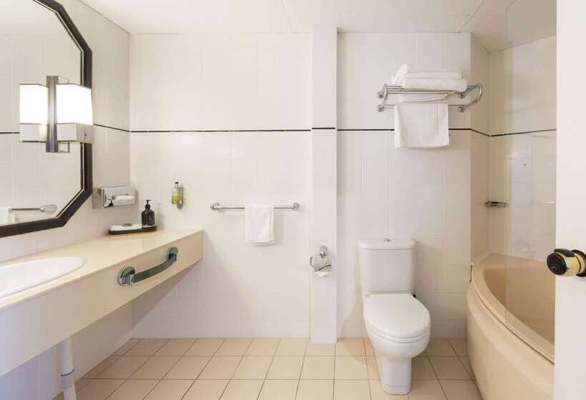 هتل Ramada Diplomat Canberra