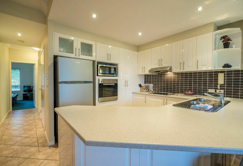 Отель Resorts United Currumbin Sands