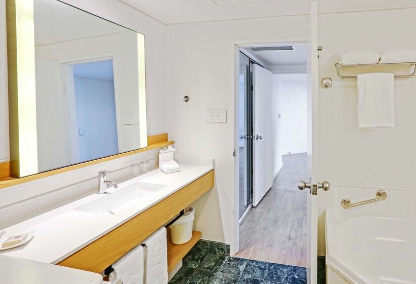 בית מלון כפרי Shangrila The Marina, Cairns