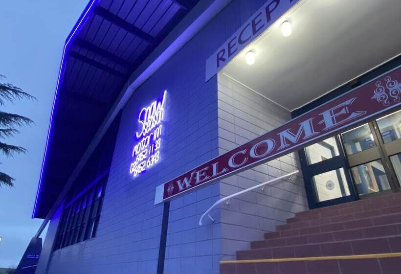 هتل Snow Season Motor Inn