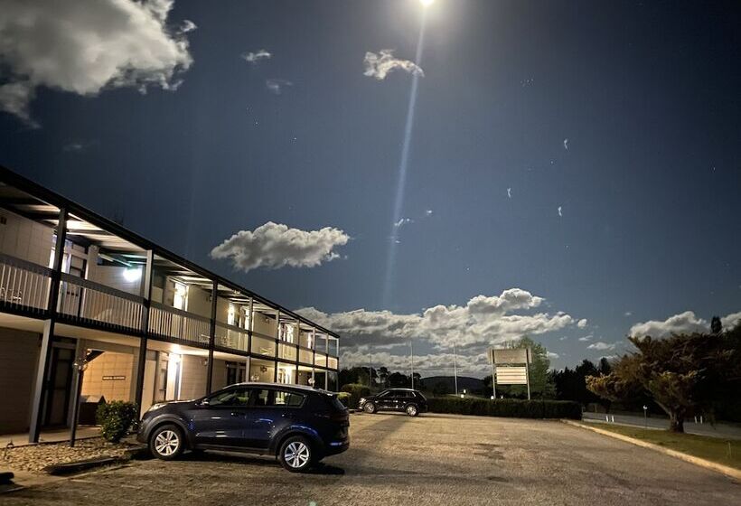 هتل Snow Season Motor Inn