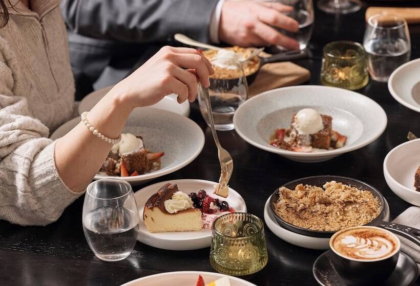 Отель The Victoria