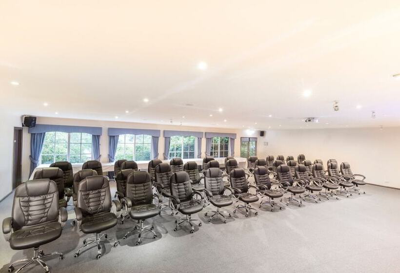 فندق على الطريق Eltham Gateway Hotel & Conference Centre