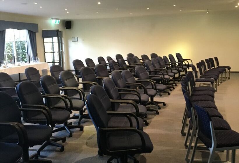 فندق على الطريق Eltham Gateway Hotel & Conference Centre