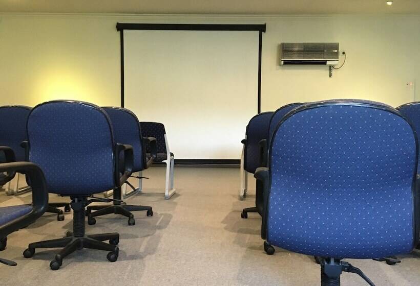 فندق على الطريق Eltham Gateway Hotel & Conference Centre