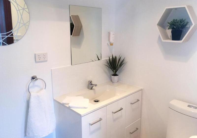 Motel Mayfair On Cavell