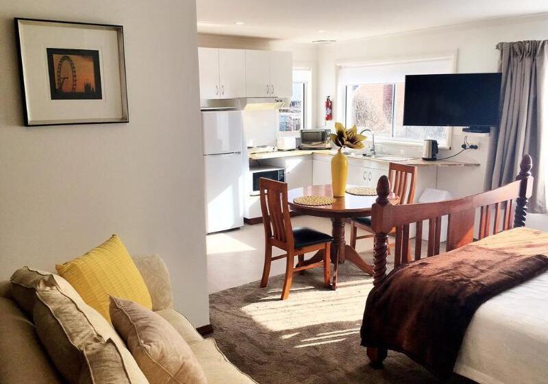 Motel Mayfair On Cavell