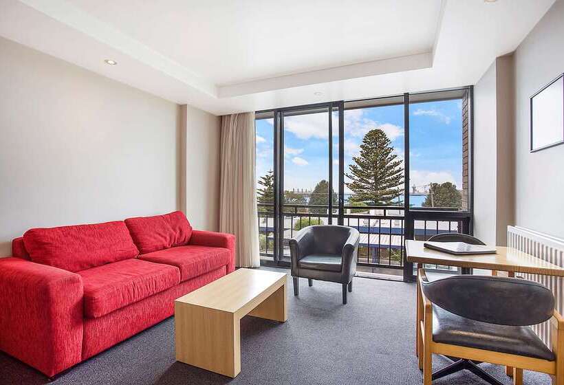 مُتل Richmond Henty