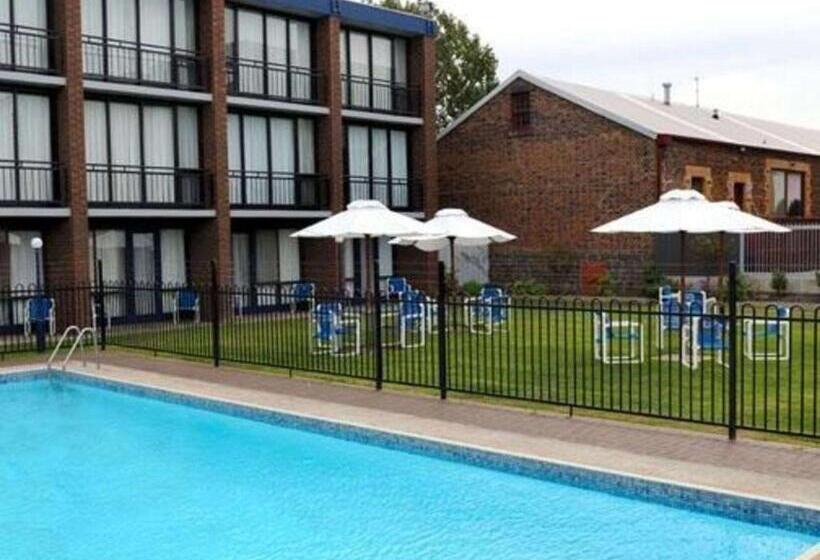 مُتل Richmond Henty