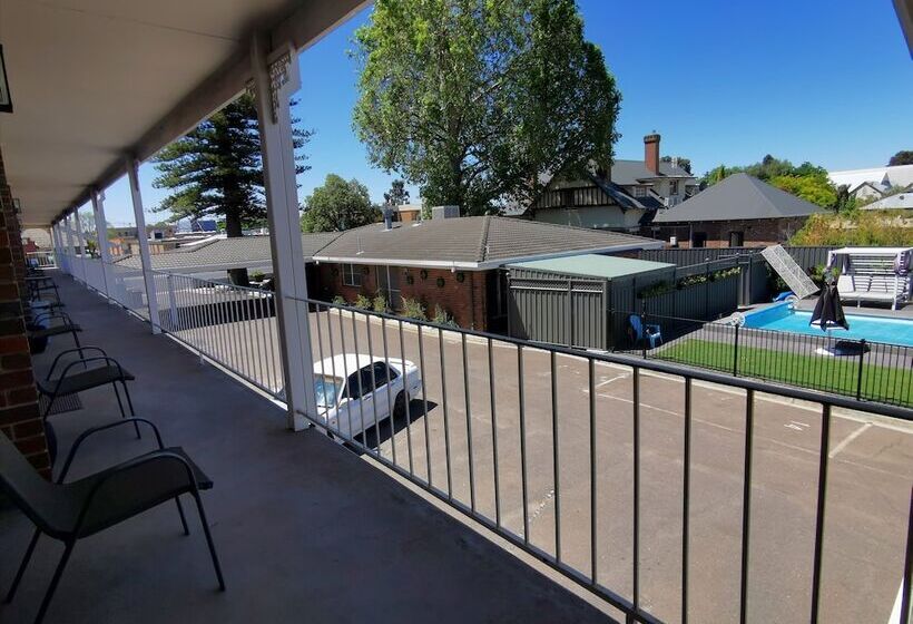 فندق على الطريق Town House Motor Inn