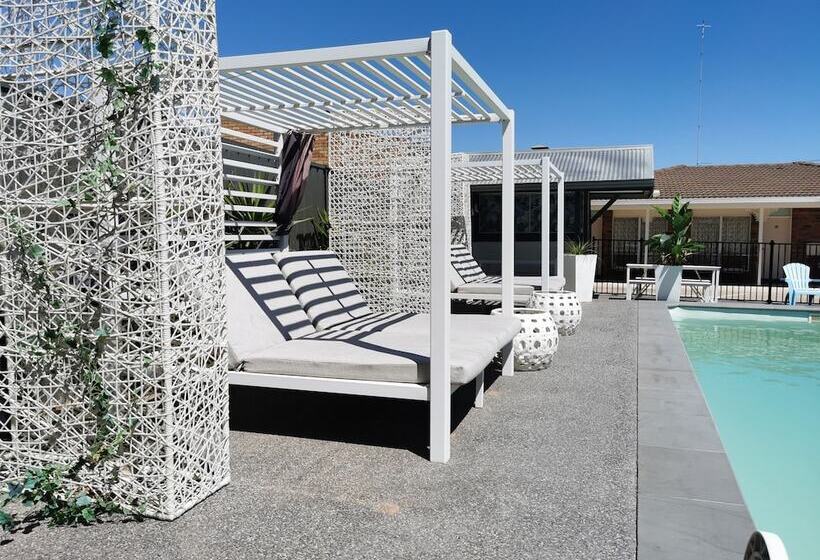 فندق على الطريق Town House Motor Inn