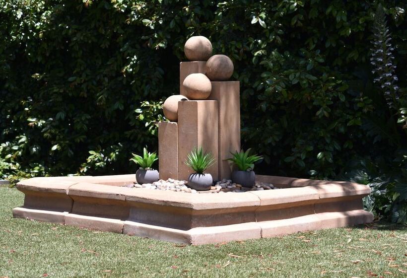 فندق على الطريق Town House Motor Inn