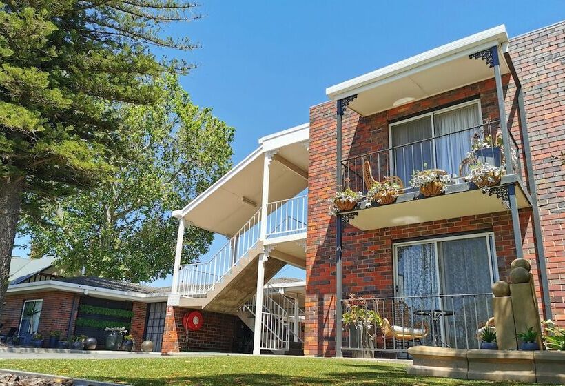 فندق على الطريق Town House Motor Inn