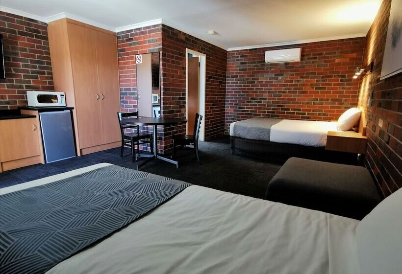 فندق على الطريق Town House Motor Inn