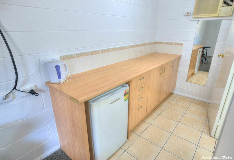 Queens Hotel & Motel