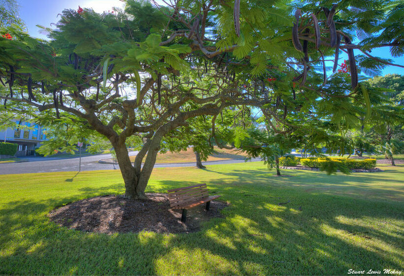 Queens Hotel & Motel