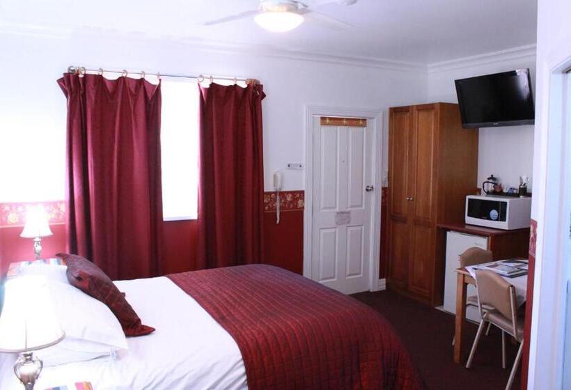 The Lodge Outback Motel