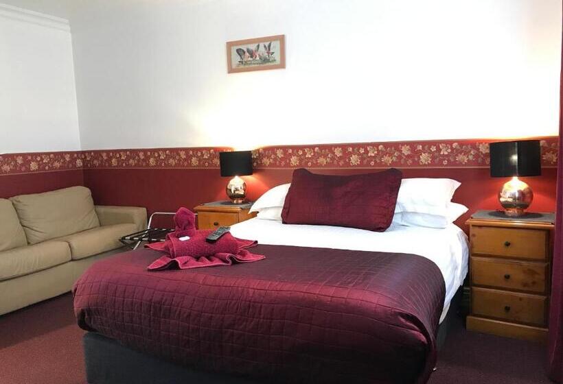 The Lodge Outback Motel