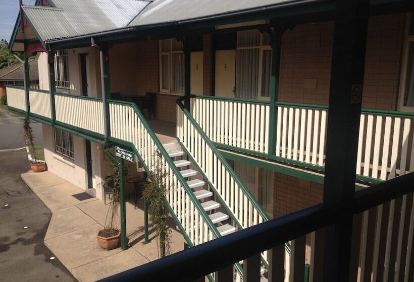 Three Explorers Motel