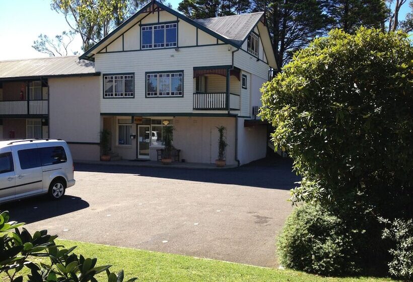 Three Explorers Motel