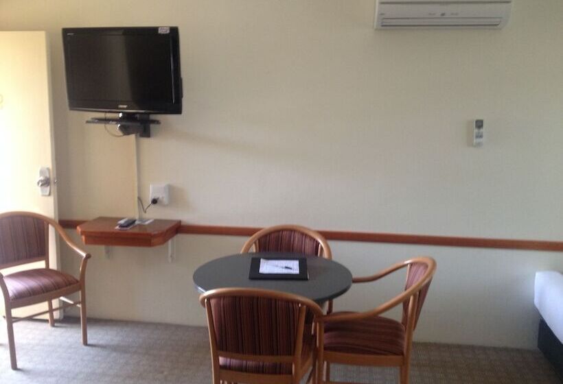 Three Explorers Motel