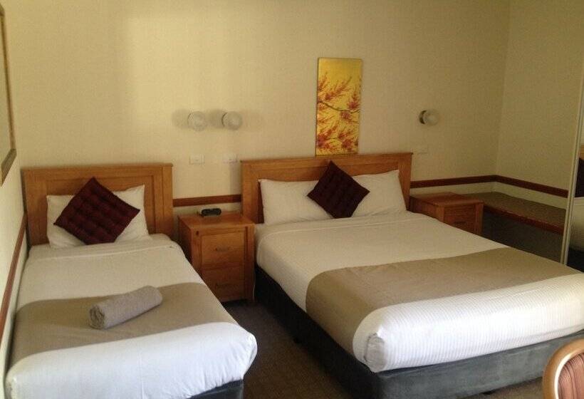 Three Explorers Motel