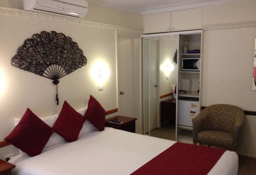 Three Explorers Motel