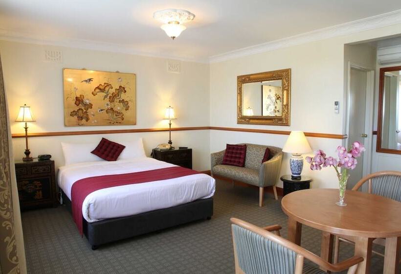 Three Explorers Motel