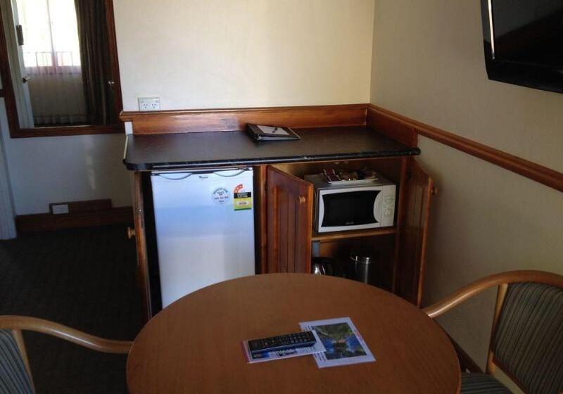 Three Explorers Motel