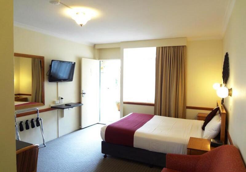 Three Explorers Motel