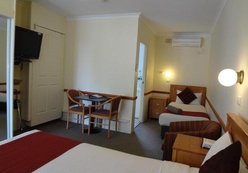 Three Explorers Motel