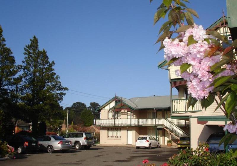 Three Explorers Motel