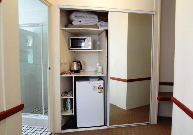 Three Explorers Motel