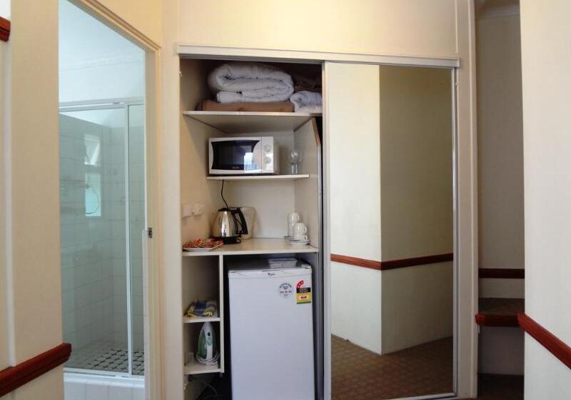 Three Explorers Motel