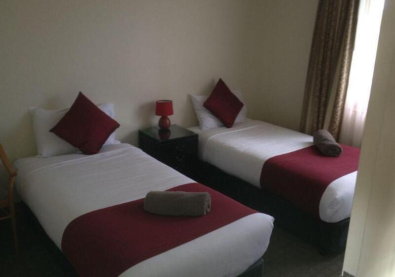 Three Explorers Motel