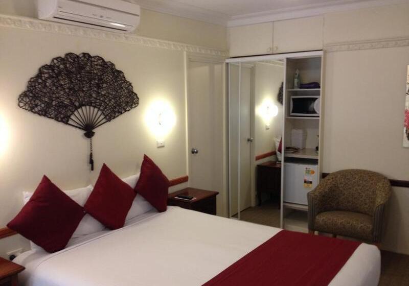 Three Explorers Motel