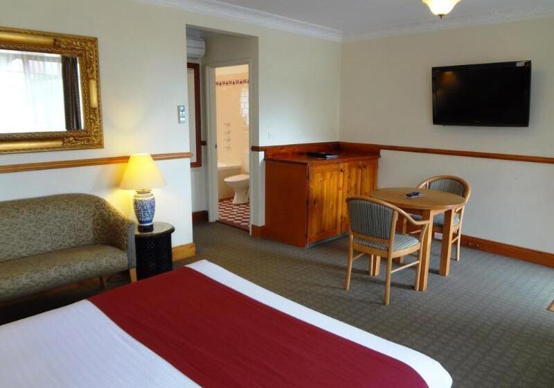 Three Explorers Motel