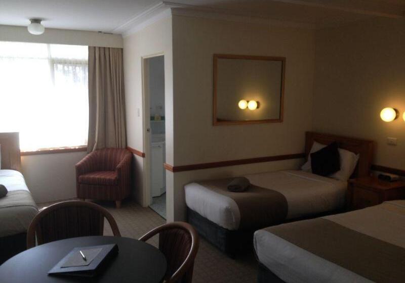 Three Explorers Motel