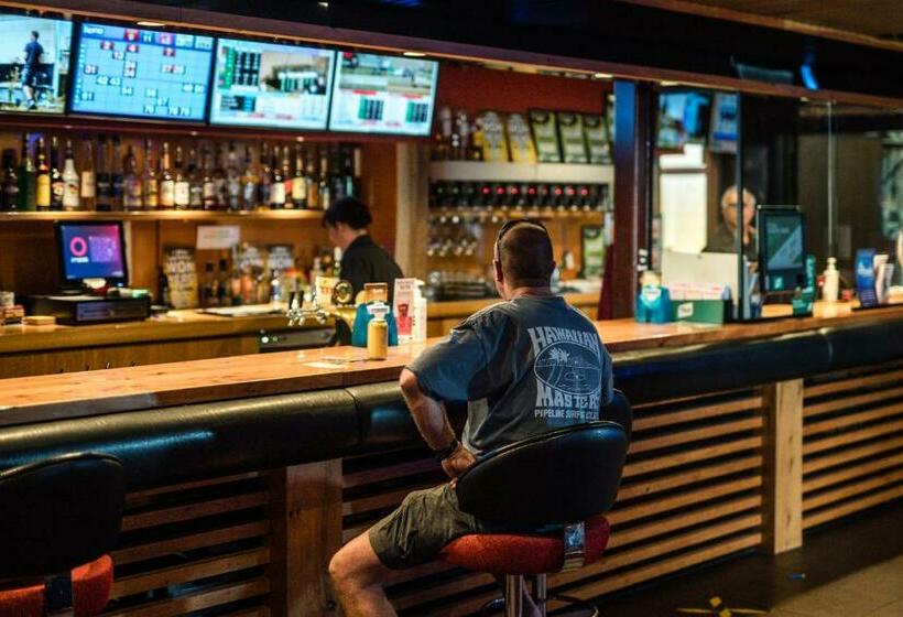 Top Of The Town Hotel Motel