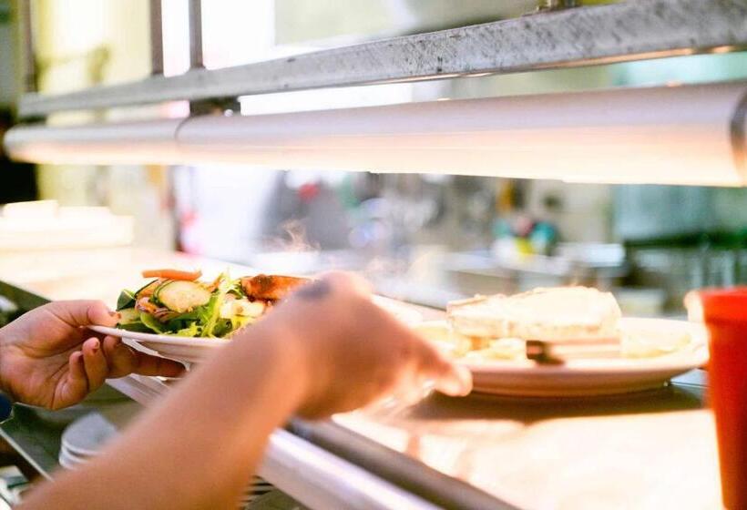 Top Of The Town Hotel Motel