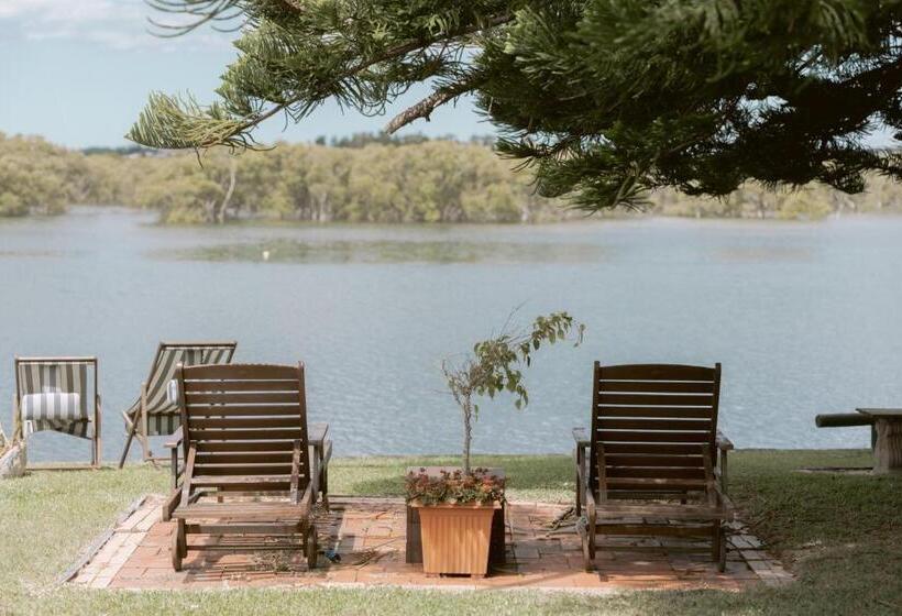 Black Swan Waterfront Motel